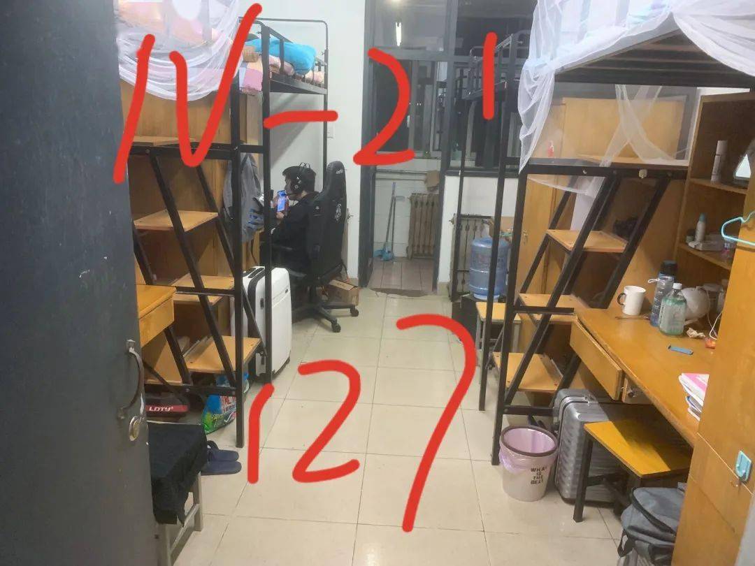 宣传部和学习部成员对中欧航空工程师学院学生宿舍内的卫生情况进抽查