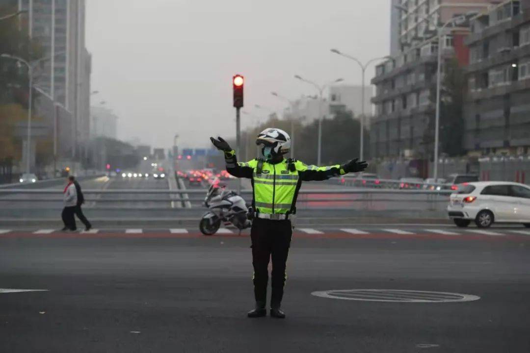 全新换装的北京铁骑交警陆续走上早高峰的街头,开始执勤