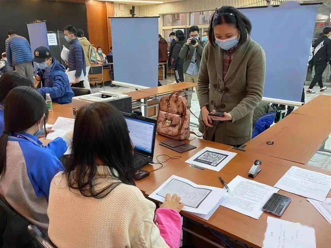考生|我要给他们点个赞!高考报名资格现场确认严中有暖