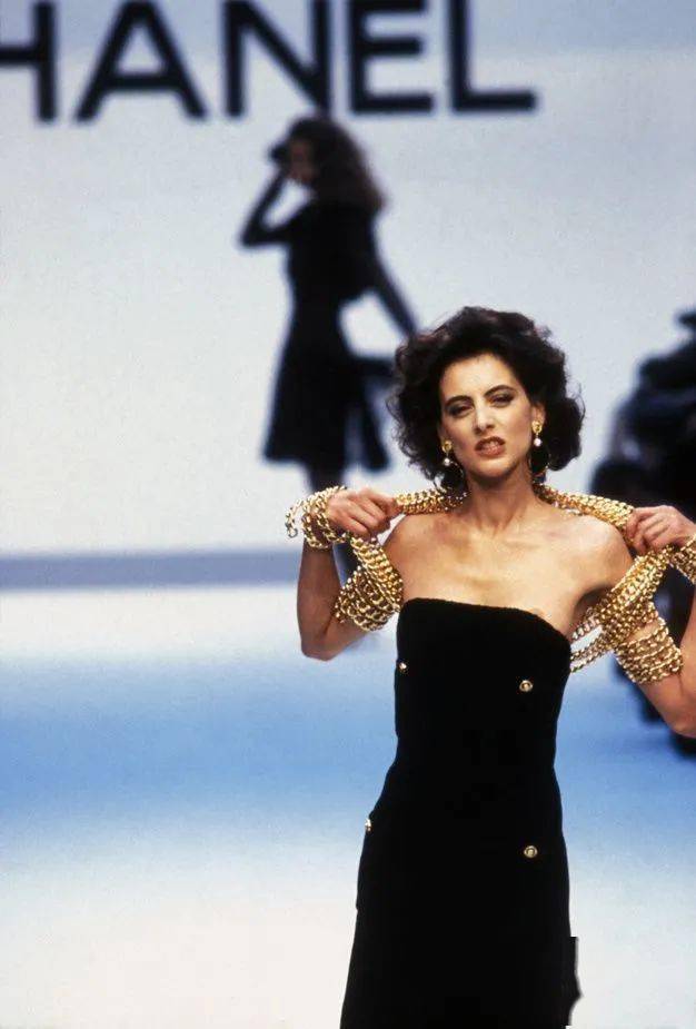化身|卍物志┃26岁被老佛爷捧为香奈儿化身，如今63岁依然是法式优雅的代名词
