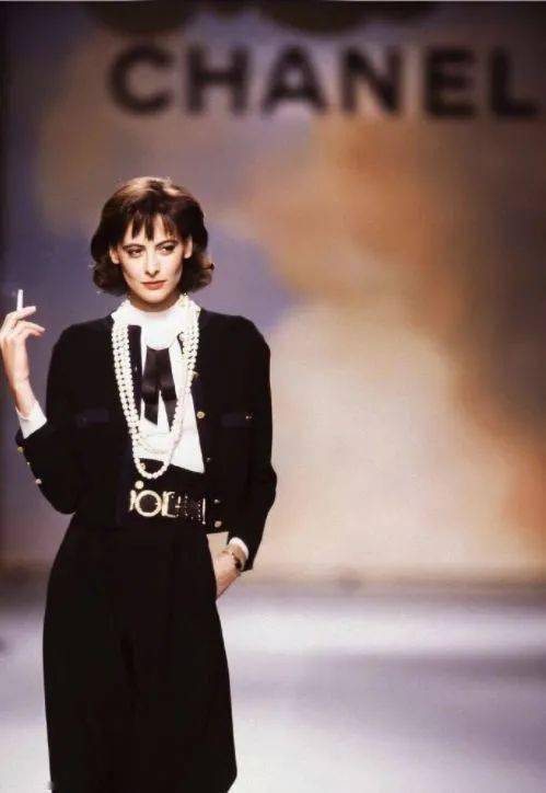 化身|卍物志┃26岁被老佛爷捧为香奈儿化身，如今63岁依然是法式优雅的代名词