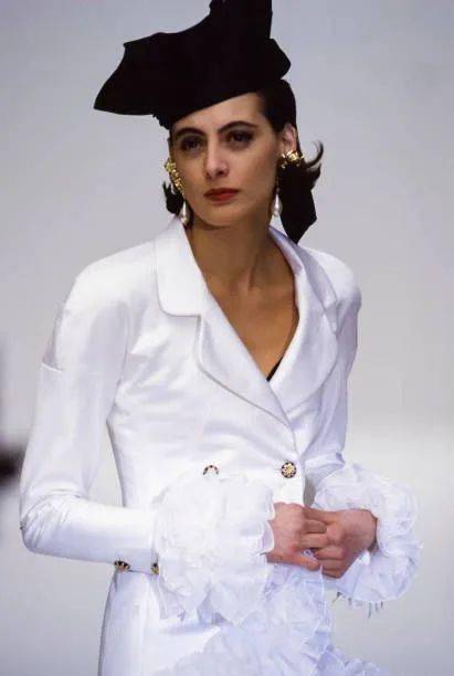 化身|卍物志┃26岁被老佛爷捧为香奈儿化身，如今63岁依然是法式优雅的代名词