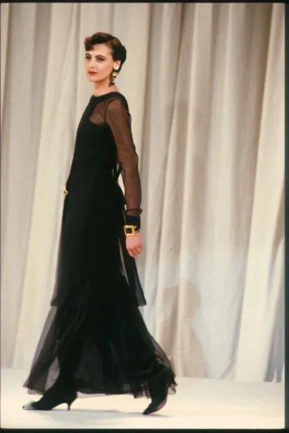 化身|卍物志┃26岁被老佛爷捧为香奈儿化身，如今63岁依然是法式优雅的代名词