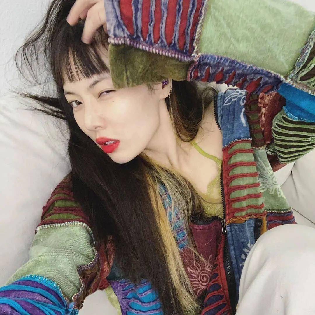 泫雅ins更新:随性自拍慵懒性感 爱了爱了!