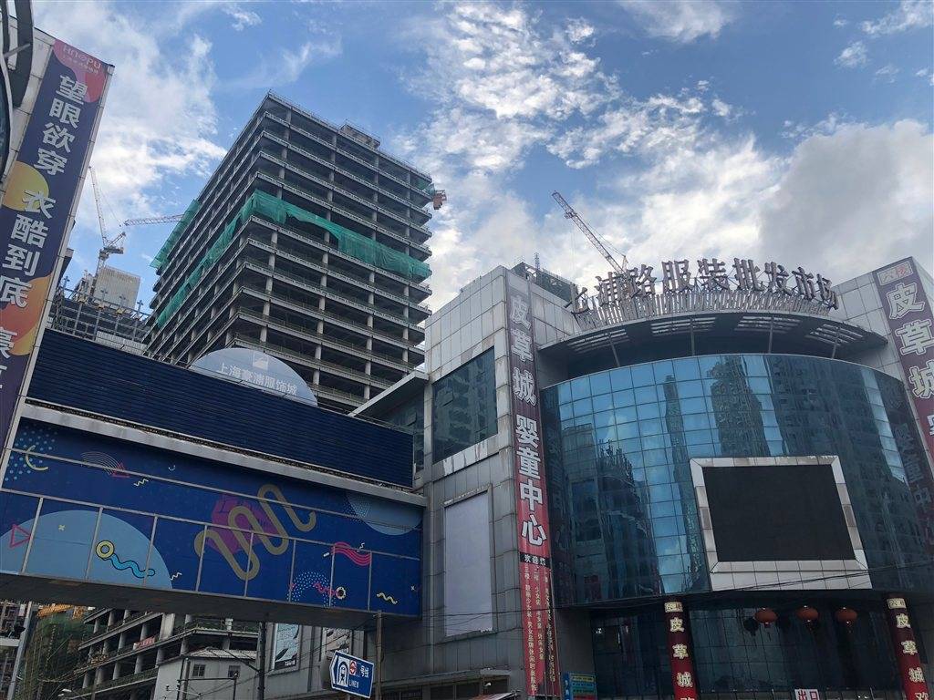 从线下批发实体店转战抖音直播间 七浦路商家眼