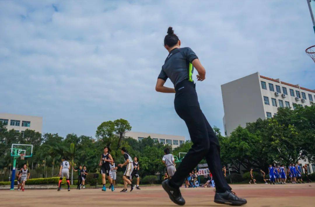 广东我的梦想是执裁wcba东莞95后美女裁判走红