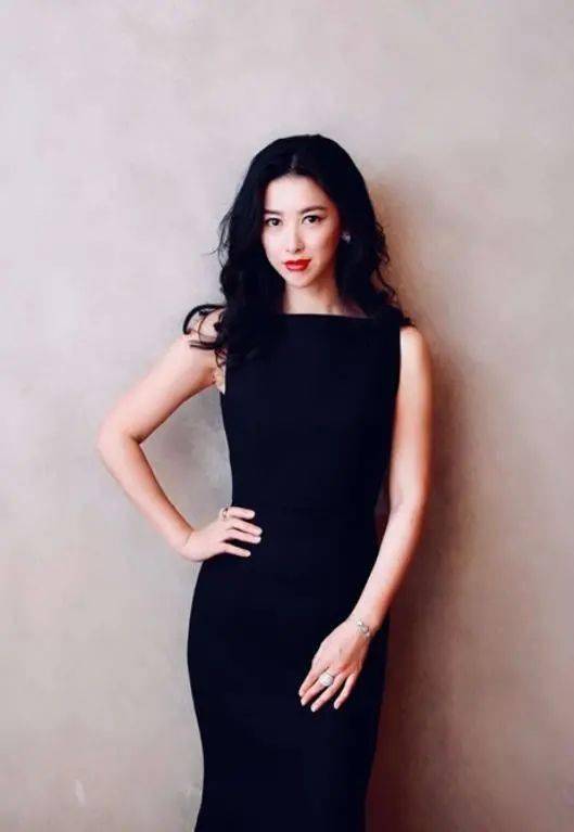 朱珠不愧是中国最美,一袭小黑裙高贵又女人,骨子里透着魅力