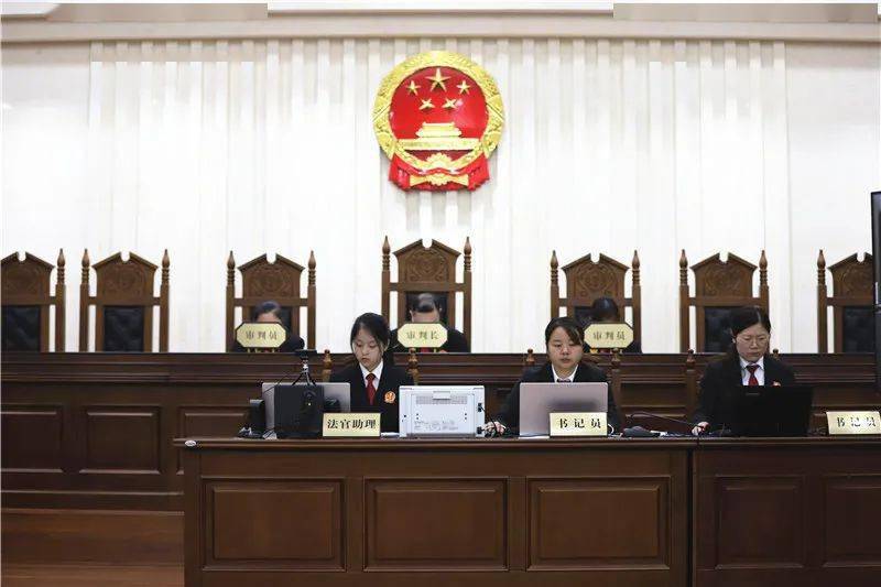 2007年,钟吉明纠集钟吉飞,曾冰,开始在桃源县城乡进行高利放贷活动,尔