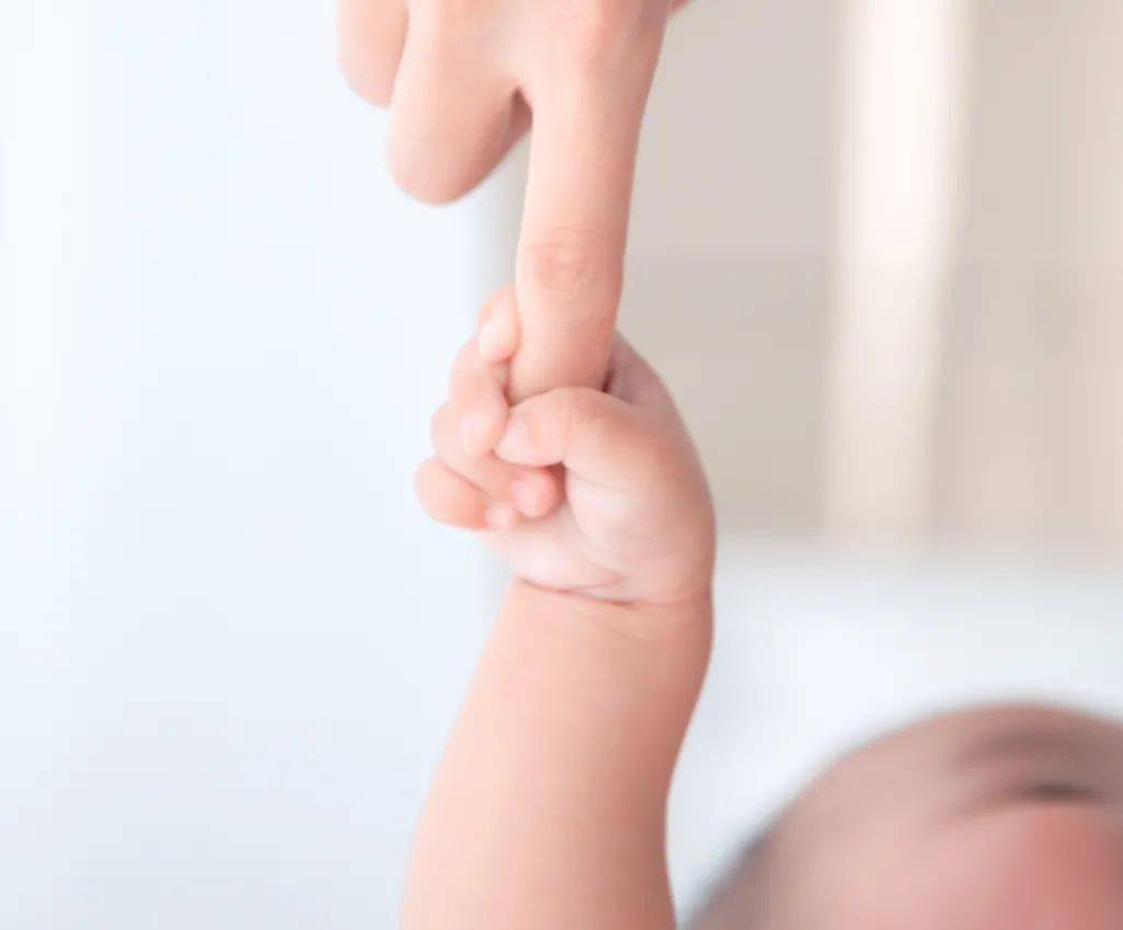 婴儿的拳头高清摄影大图-千库网
