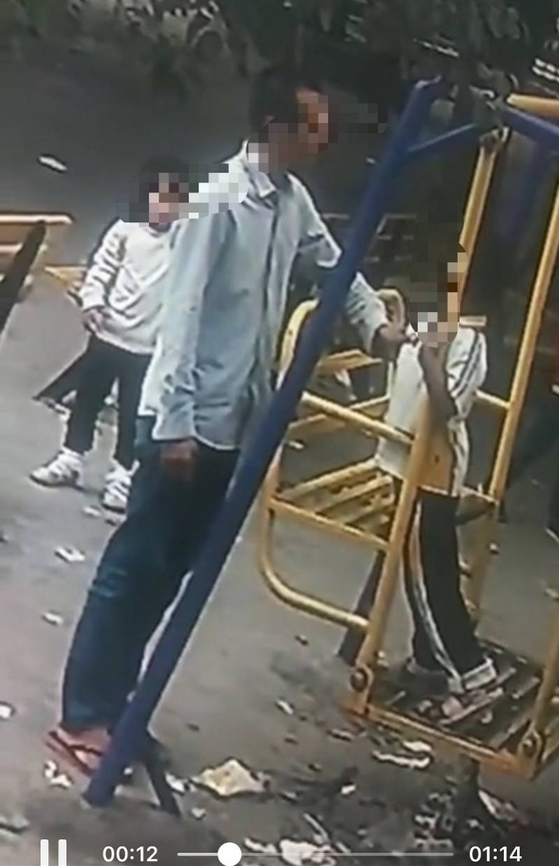 广东普宁某中学门口一男子当两名儿童面猥亵女学生!已