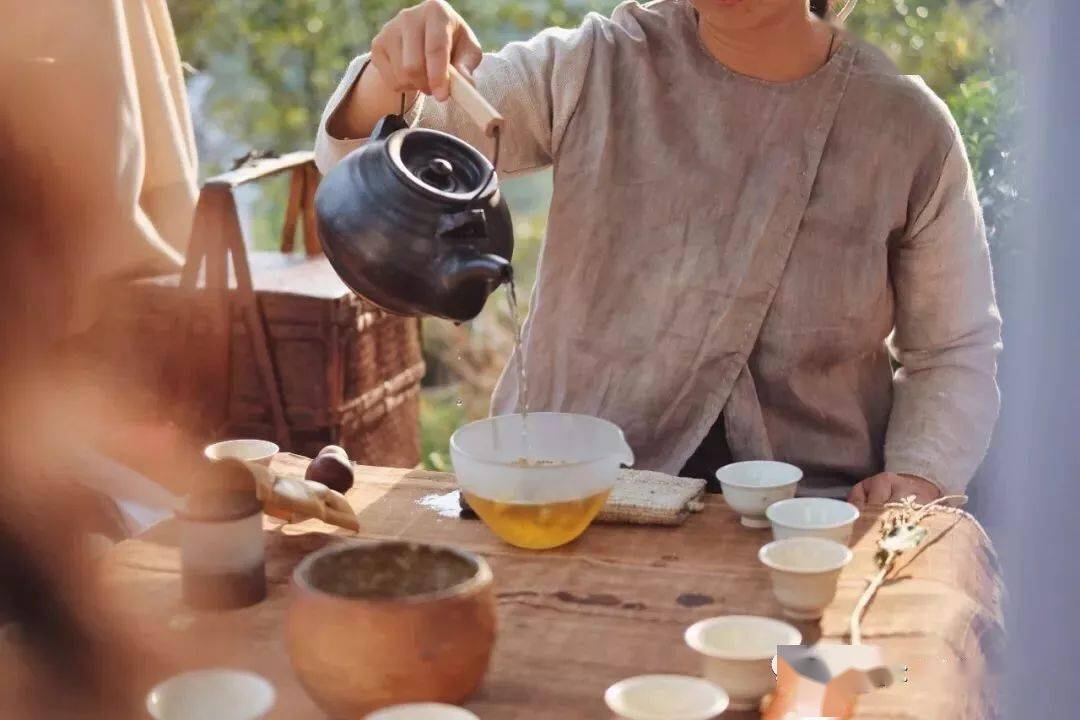 的午后或者夏日的傍晚, 在院子摆上一桌茶席, 邀请三五好友喝茶聊天
