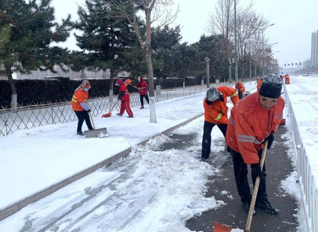 2020年平泉初雪来临我市公交停运通知环卫工人街头扫雪成最靓风景