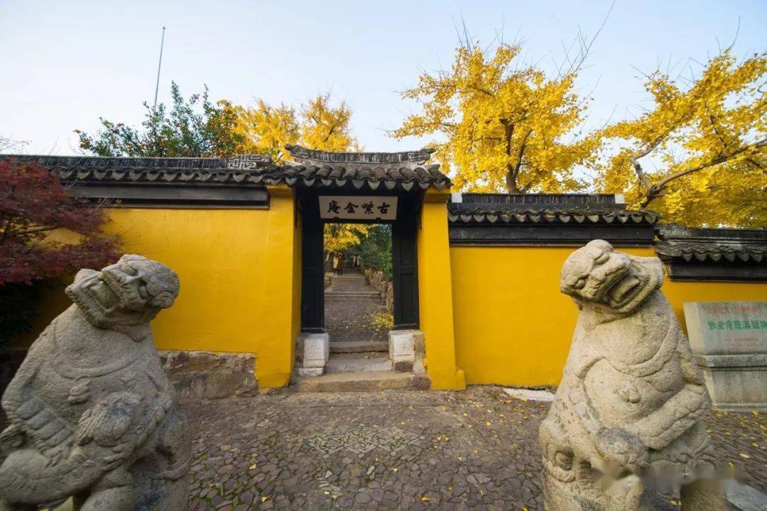 紫金庵 坐落在距离雕花楼 约4公里路程的东山西卯坞内 周围重峦叠翠
