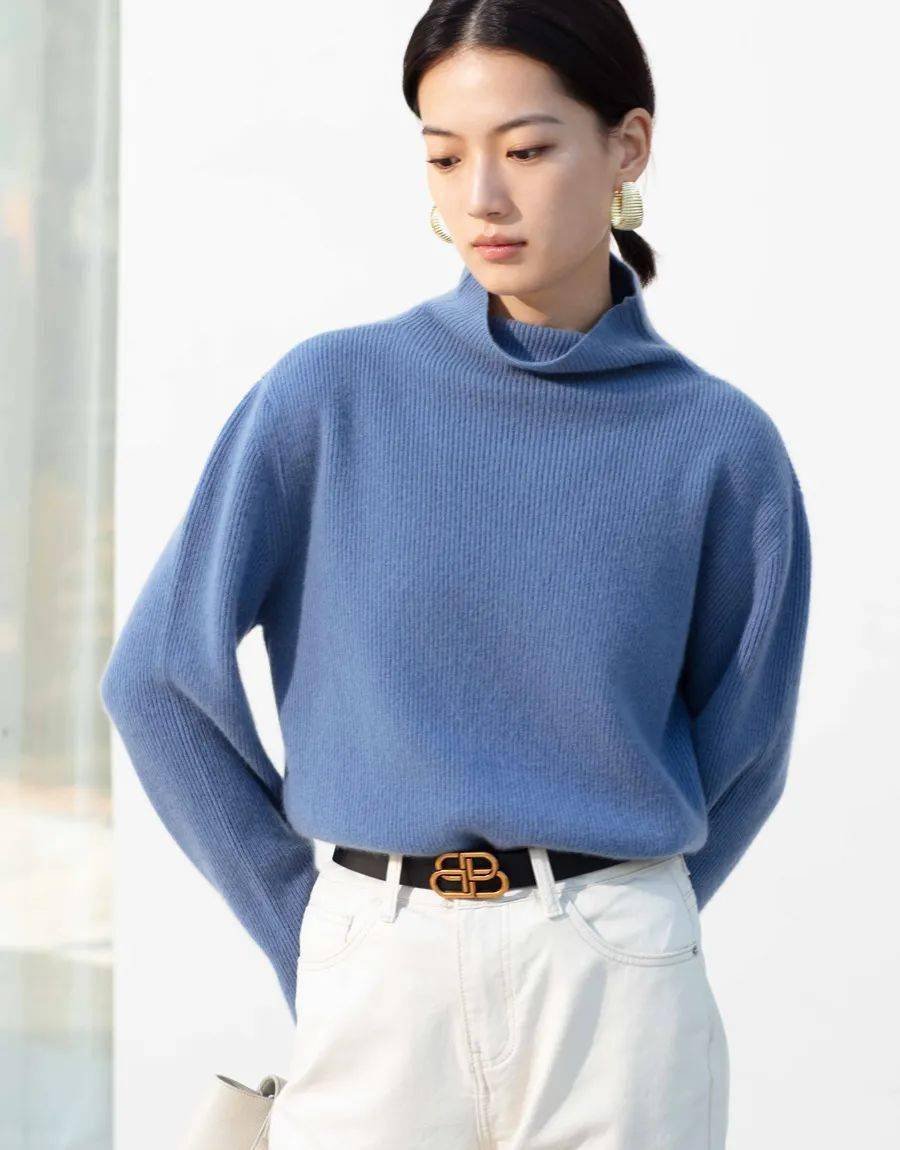 今天给大家推荐两款质感很好的高领毛衣,来自品牌hooton(火桐).