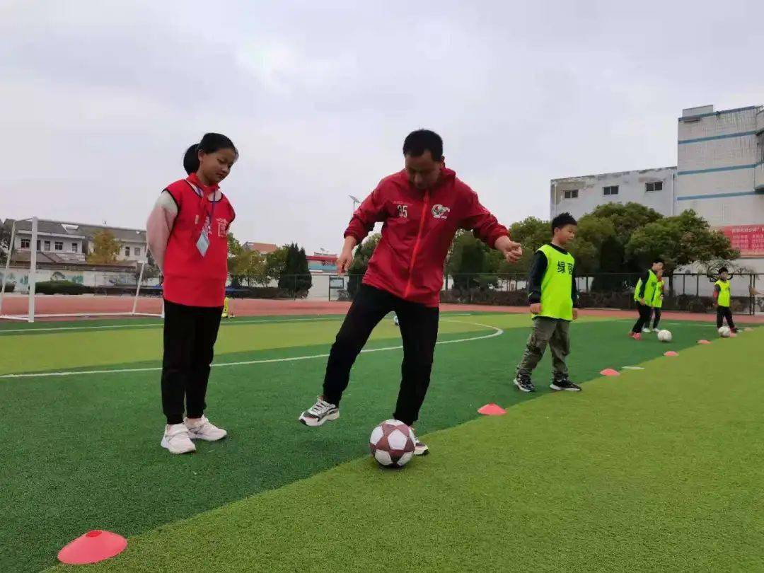 怎么快速练会颠球 0cb142132cbd4a0ab840d0897956d266.jpeg