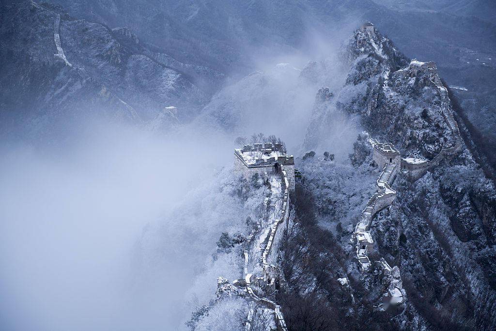 北京箭扣长城迎来入冬初雪 云海翻腾