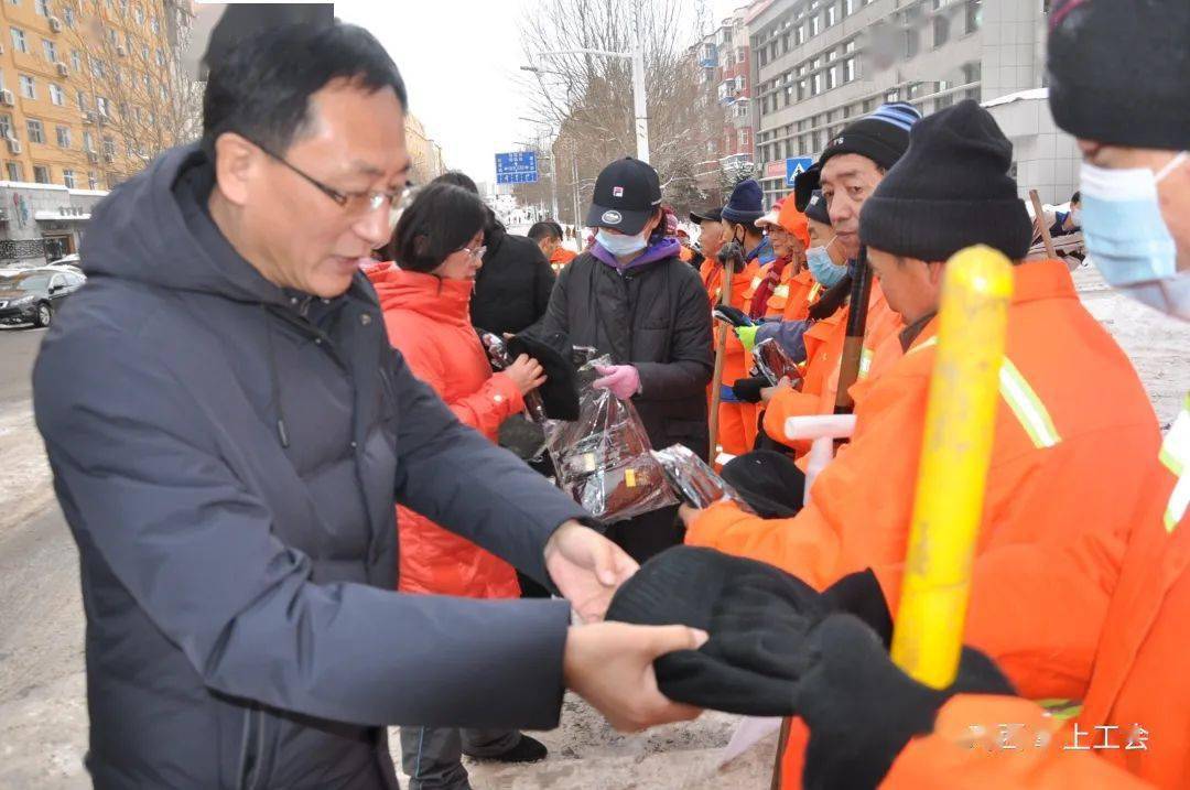 市人大常委会副主任,市总工会主席梁飞翔带队慰问.