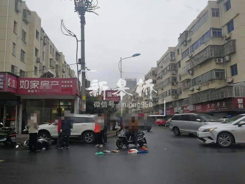如皋发生多起车祸!一电动车被卷入车底,现场触目惊心.(附视频)