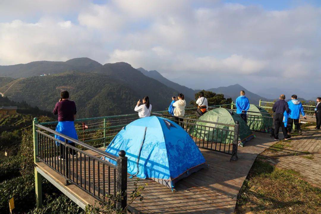 期间,踩线团嘉宾们先后来到上堡梯田景区的万长山,八卦田,木梓排等