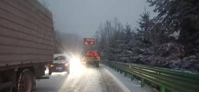 视频受到雨雪天气影响陕西部分高速公路段封闭