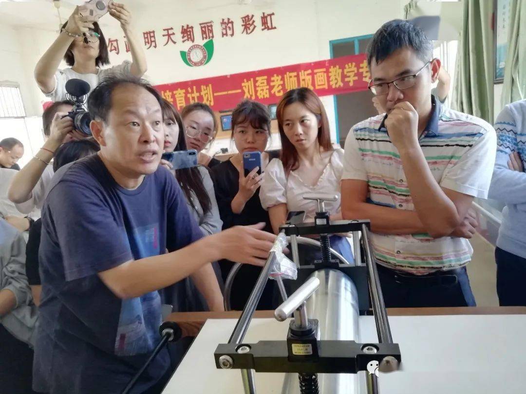 刘磊老师进行版画培训  美术教育是美育的重要组成部分,对于学校立德