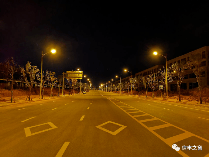 采用硅基金黄光led路灯的园区道路照明工程实现亮灯.