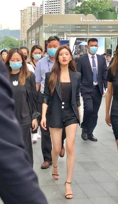赵露思过度营销成美女,看到生图腿短了一半,这身高有1