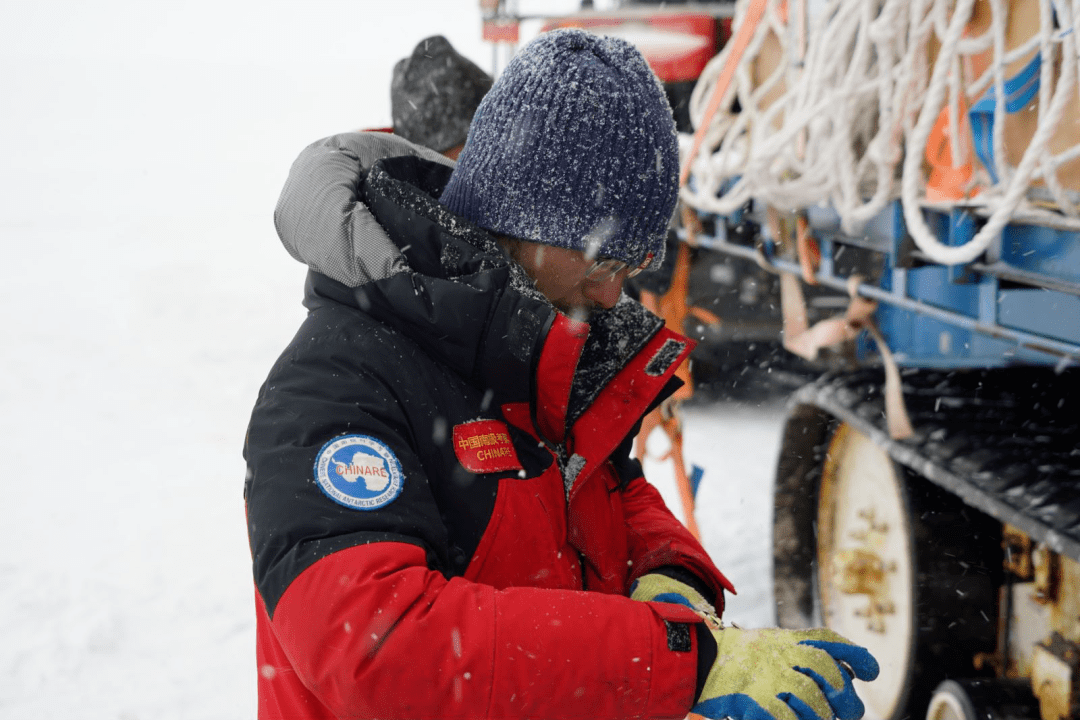 中国第36次南极科学考察队在风雪中执行任务为了更好地研发极地羽绒服