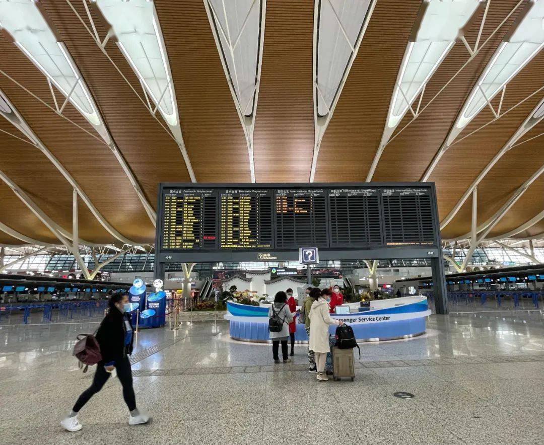 10时30分,浦东国际机场t2航站楼国内出发大厅,秩序井然.张龙 摄