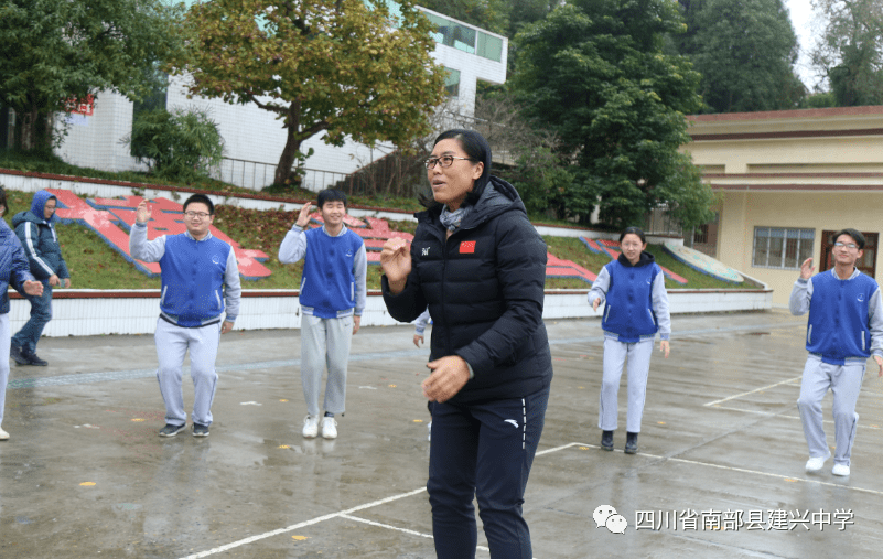 这几天,南部县建兴中学内一片欢声笑语,原来是"中民国际经济合作公司