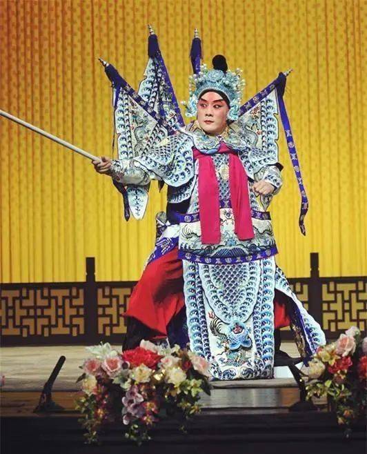 长靠武生:装扮上"扎"靠,戴盔,穿厚底靴子而得名.