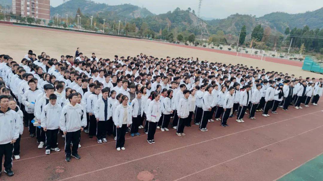 榜样力量给予前进动力仙居县城峰中学高一年级期中成绩表彰大会