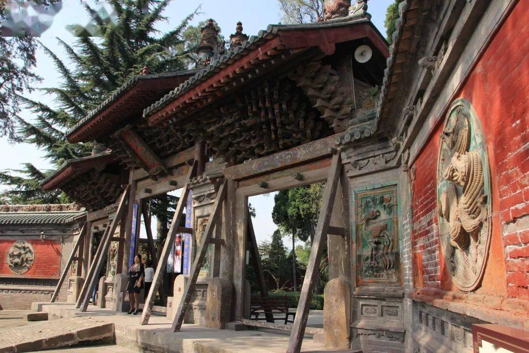 韩城文庙文庙占地面积14000余平方米,中轴以大成殿为中心,自南而北,有