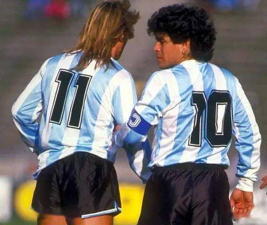 阿根廷足球名宿马拉多纳去世,享年60岁_卡尼吉亚