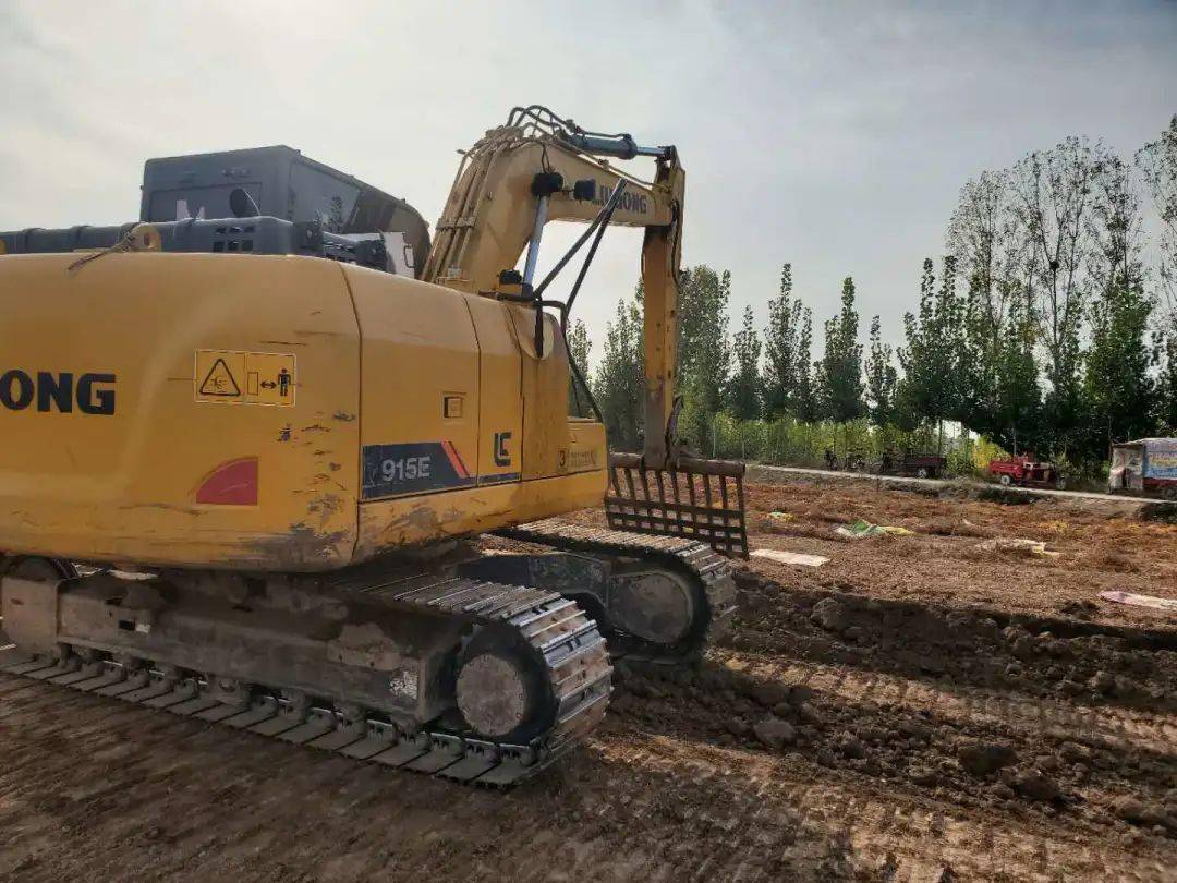 又是一年山药时,柳工挖掘机好帮手!_刨土