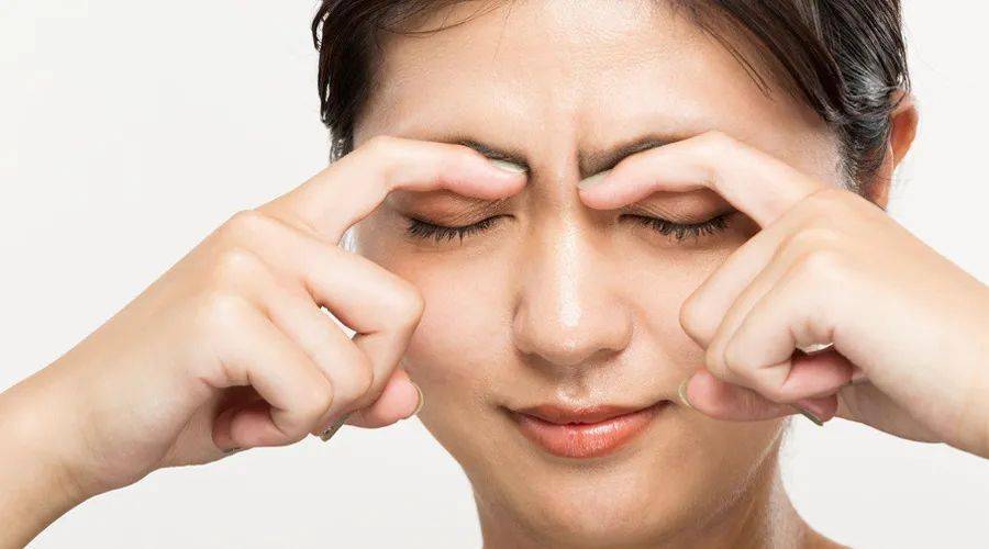 当眼睛刺痛,眼皮浮肿是怎么一回事?警惕眼睛疾病的信号灯!