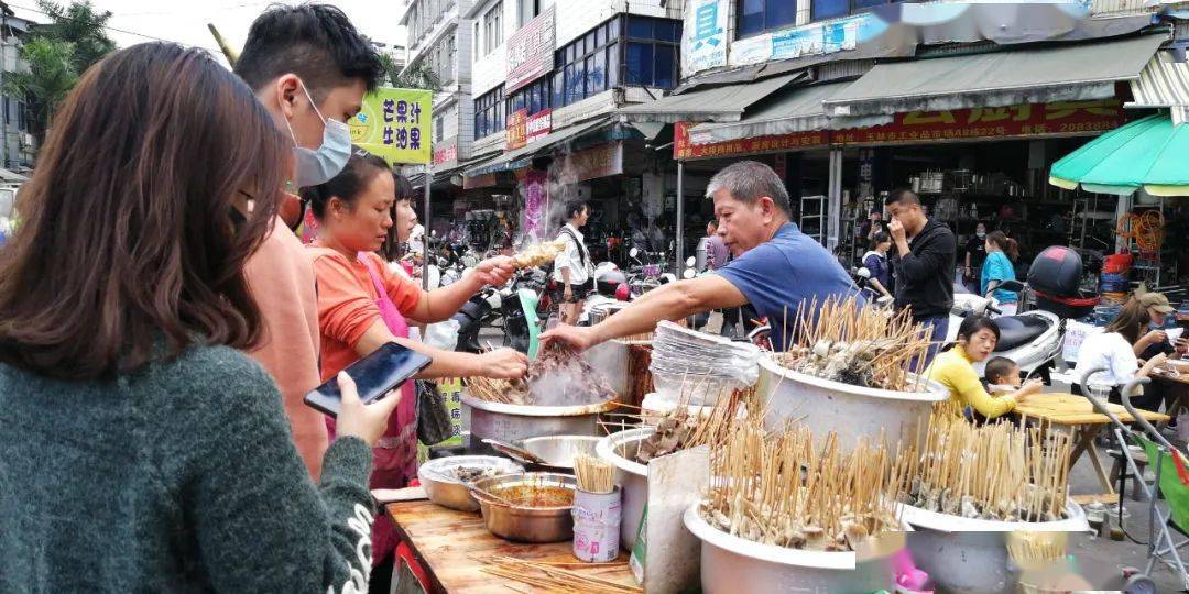 美食丨玉林人的地摊美食:工业品牛杂串