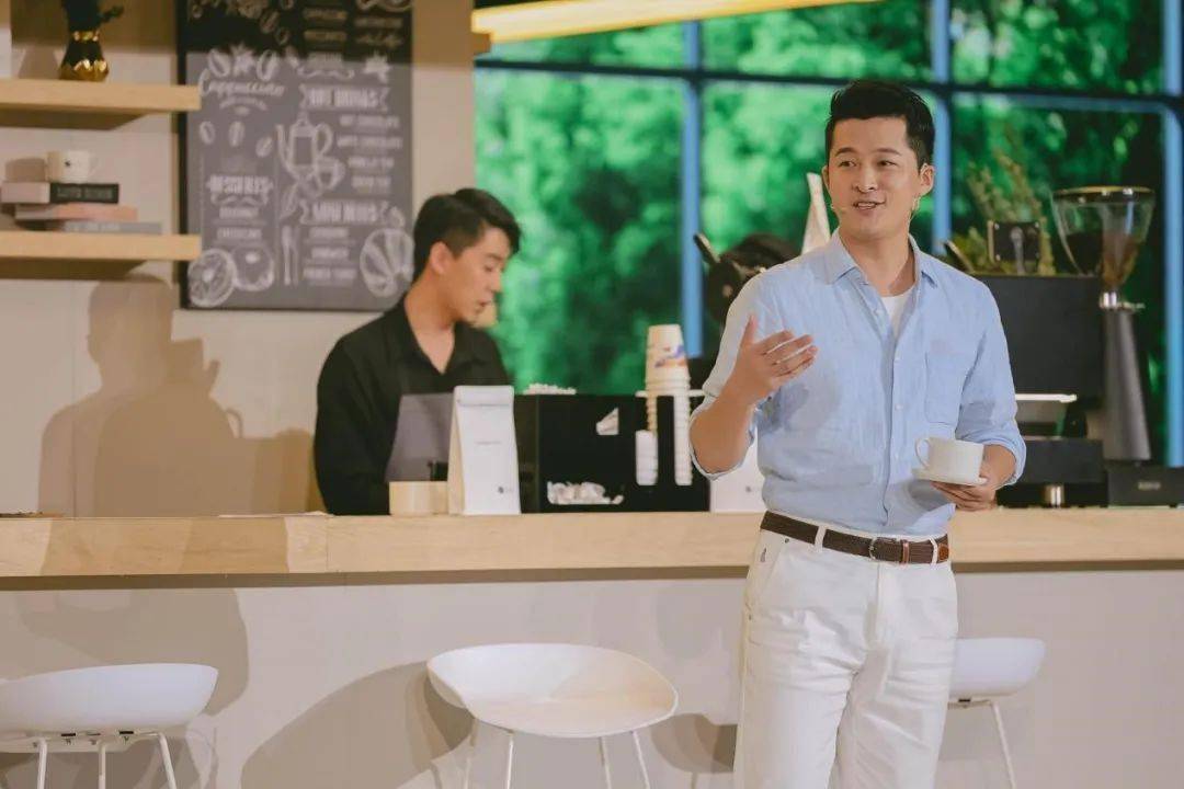 并邀请辽宁卫视著名主持人方亮先生主持活动,台下嘉宾品尝着来自专业