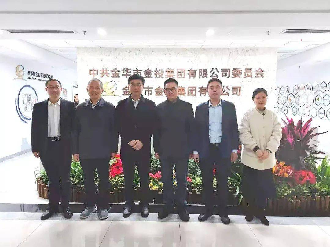 受刘永辉董事长委托,吕锋代表集团向李健一行的到访表示欢迎和感谢.