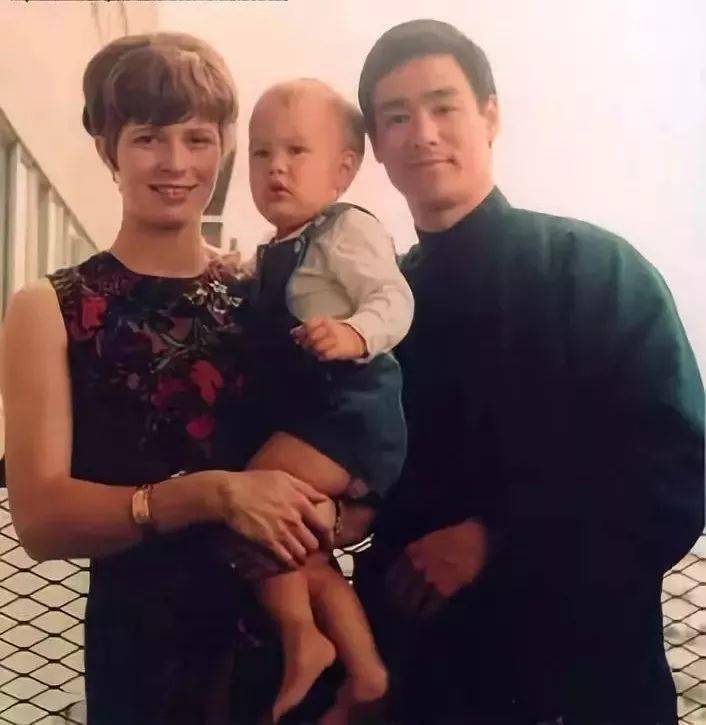 李小龙夫妇和李国豪,多么温馨的一幕