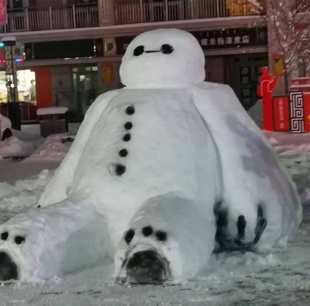 有人堆了一个搞怪的雪人有人简简单单的堆了一个的雪人让我们来看看