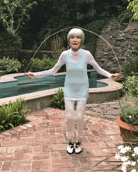 你再好好思考一下 只要决定好 任何时候都不晚 93岁的她  很喜欢跳绳