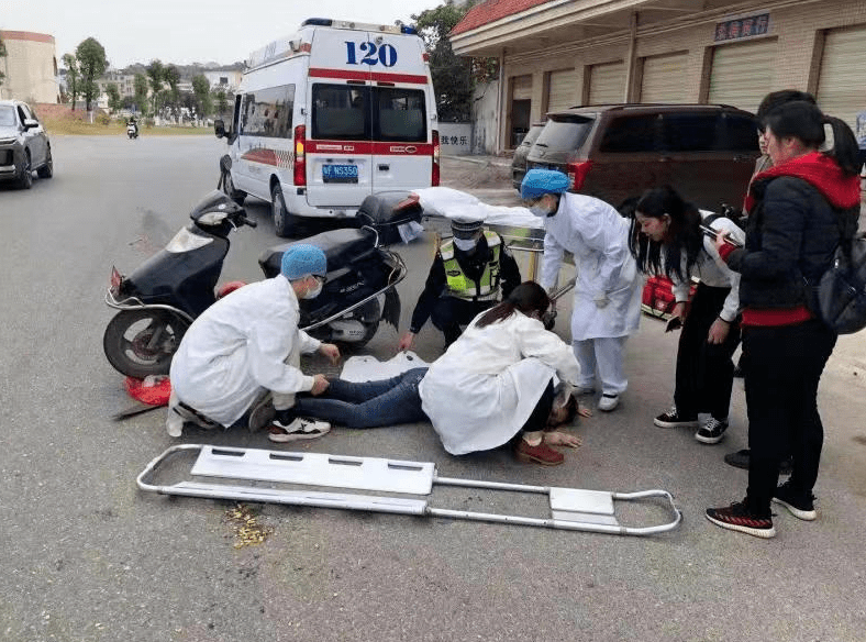 曲江梅花路段发生一起交通事故两辆摩托车相撞倒地一女驾驶员昏倒在路