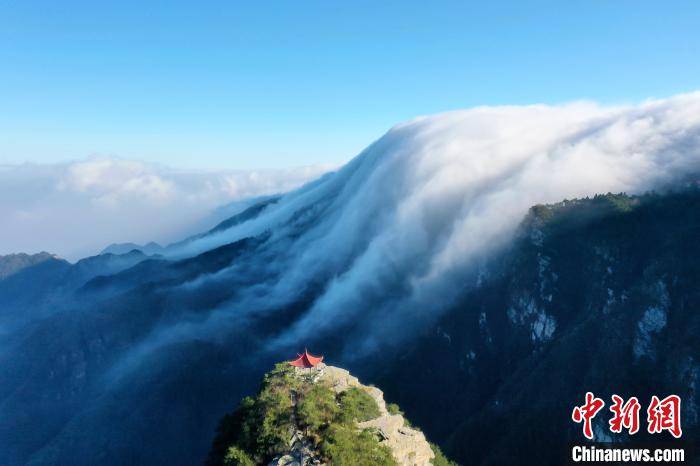 壮观！江西庐山冬季现瀑布云海 倾泻而下如梦如幻