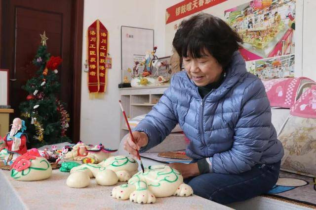 而制作面花的工具非常简单,就是日常生活中所用的梳子,镊子,剪刀等.