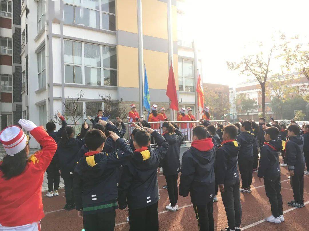 "升国旗,奏国歌.敬礼!