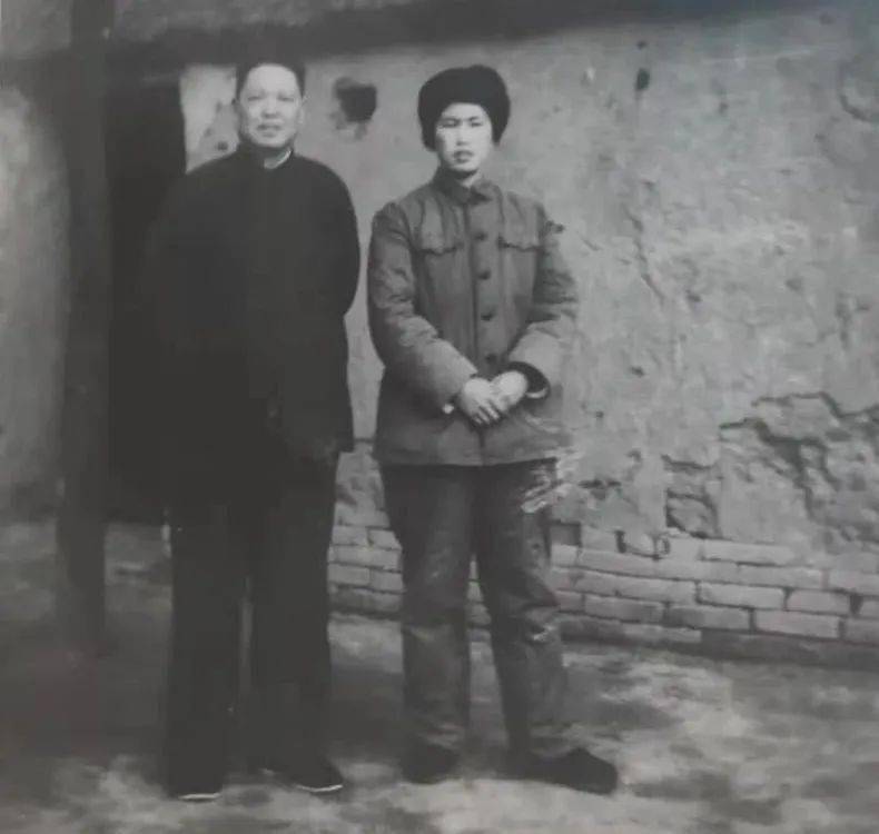 在泾县当地村民家中。▽这段恩情，我们不能忘！▽傅寰与父亲傅秋涛合影