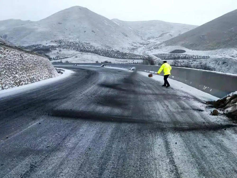 雪天路滑,稳驾慢行!