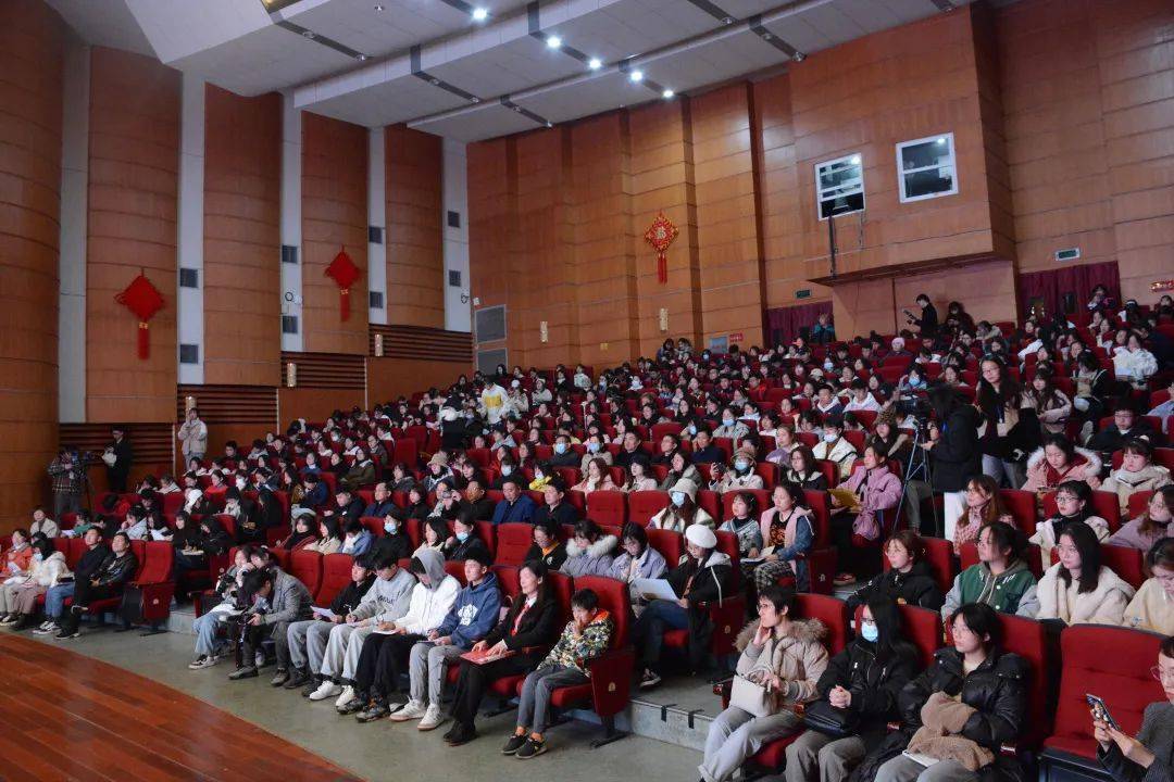 胡瑗大讲堂 一针一线让故宫国宝重焕光彩！中国刺绣大师何晓霞带你领略惊艳千年的指尖艺术！搜狐大视野搜狐新闻