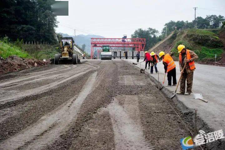 完成马龙路三标段(k3～k7)段的水稳层铺筑,基本完成护坡结构物的施工